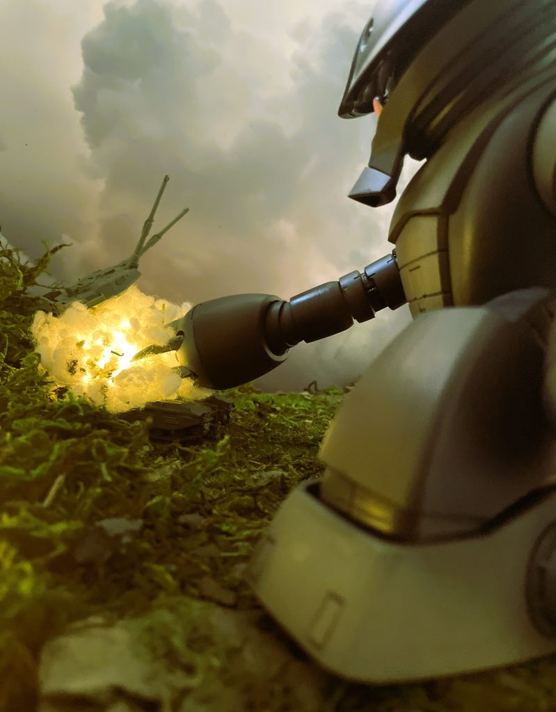 劇中61式戦車をクローで破壊するアッガイをイメージしています。右腕にMGズゴックの上腕を接続して大きく延長し劇中イメージに近づける工夫をしました。