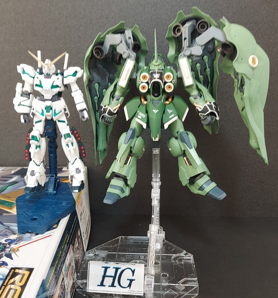 最後にHGユニコーンとの比較です。ユニコーンはフルアーマーの機体を使っているので、脚のミサイルは外せませんでした。こうしてみると、頭高はあまり変わらないんですね。トサカとバインダーが大きいから巨大感が出るのでしょう。