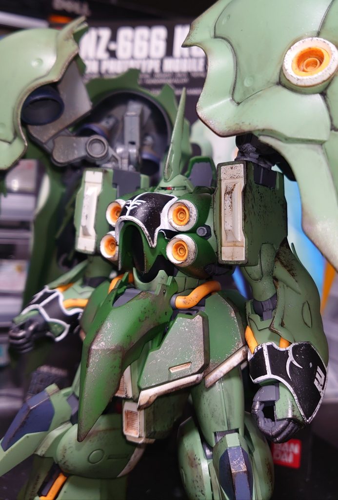 少しアップでモノアイは蛍光ピンクで部分塗装しています(´ω｀)厳(いか)ついですね(^_^;)
