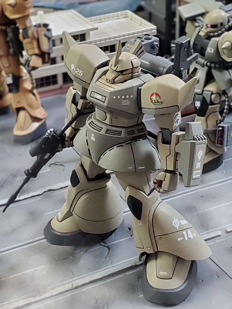 北アフリカ戦線の『ニューカイロシティ』を拠点に防衛ラインを展開するロンメル大隊…。『ニューカイロシティ』はアフリカ民族であるマハディ・カーベイ氏がその財力で築き上げたアフリカ大陸最大の商業都市。マハディ氏はジオン公国の独立戦争に共感し、降下作戦時には侵攻したロンメル大隊に協力を申し出、その後もジオンアフリカ戦線部隊のスポンサーとなり前線のバックアップを行っていた。ロンメル大隊はマハディ氏と手を携え、神聖なるアフリカ民族とジオン公国独立を目指して今日まで戦い続けてきたのである。そして宇宙世紀0079年11月、ロンメル大隊指揮官であるデザート・ロンメル中佐に最新鋭となるMS-14G『陸戦型ゲルググ』が配備された。ニューカイロシティ軍用ベース内に砂漠戦線仕様を施された陸戦型ゲルググが佇んでいた…。