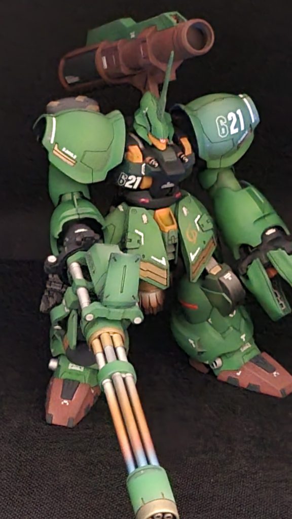 ・腕部一体型ヘビーガトリング本機のメインウェポン、初期案では弾切れしたらパージして腕に仕込んだチェーンソーで接近戦に切り替える妄想してましたがまったく保持出来なくて直接生やすことにしました笑パージ不可のため背部に大容量の予備弾倉を背負い継戦能力を高めた高威力のガトリング砲。