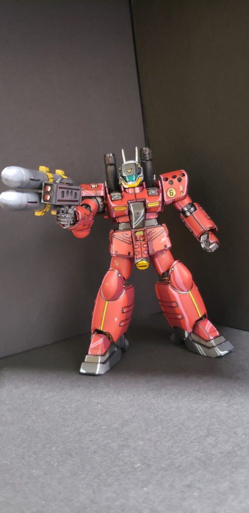 何かのキャンペーンだと思いますがプラモを購入したらレジでオリジナルの武器パーツを貰えた時期がありました。今回はその中から重厚な2連ミサイルランチャーを装備しました。似合ってますね。