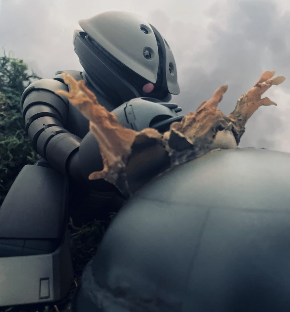 トーチカをたたきつぶすアッガイです。爆炎は竹串を芯に紙粘土で表現しています。トーチカはタミヤのディスプレーケースJを使用しています。下半分を切断の上アッガイの腕を受ける穴をあけ、そこへピンポン玉をハサミで破ったものを組み込んだ上に爆炎を載せるイメージです。爆炎はホワイト→オレンジイエロー→レッドの順番にのせています。