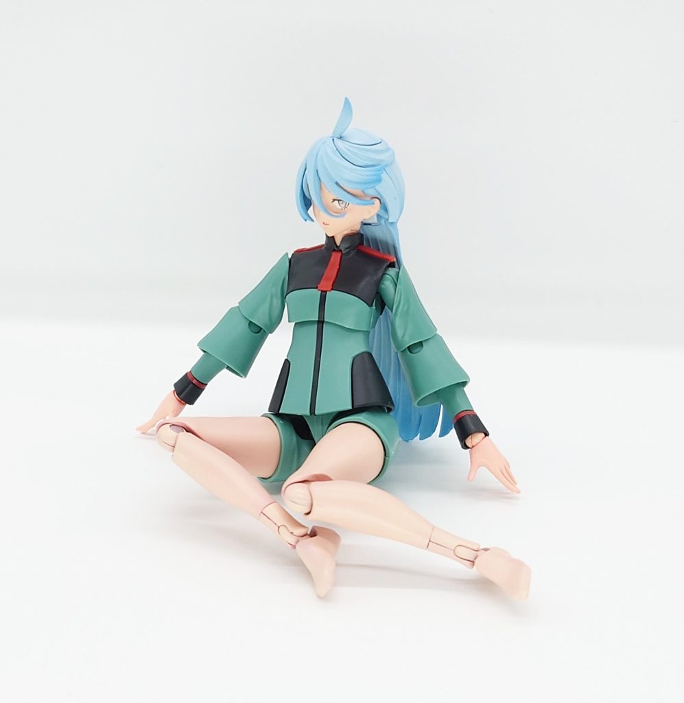 がんばったら座らせたポーズもできます。
