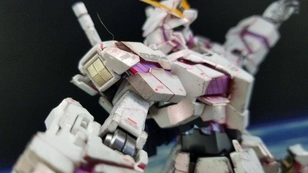 あとは墨入れを赤ででやってます。サイコフレームの光に合わせた感じですね。