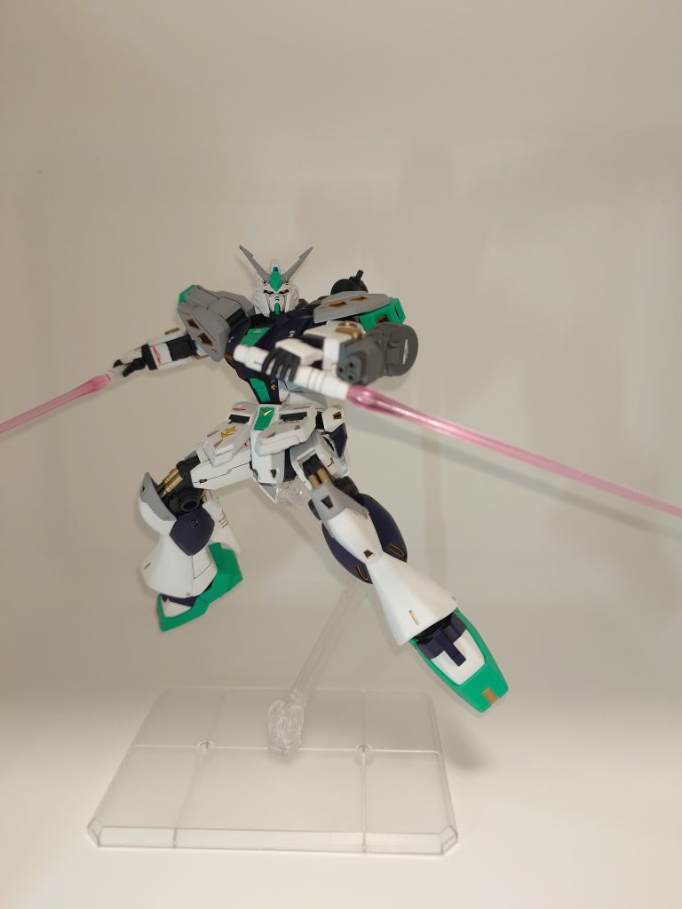 次はビームサーベルの二刀流です専用のハンドパーツがあるのででかくても安定して持たせられます。逆手持ちもしやすいのでフリーダムあたりにも使いたいハンドパーツですね。