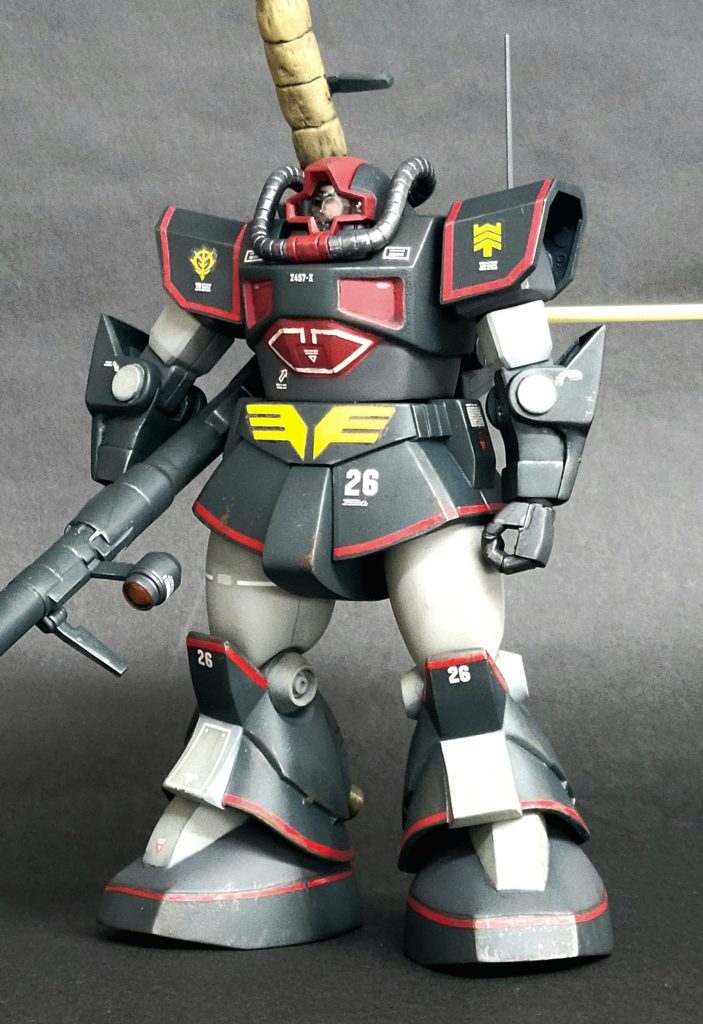 腕部。肩はキットのまま、上腕と二の腕は、FGザクから流用。手首はHGUCザクのもの。&nbsp;下半身は足首の接地を良くするために、関節を針金固定にしただけで、ほとんど無改造。