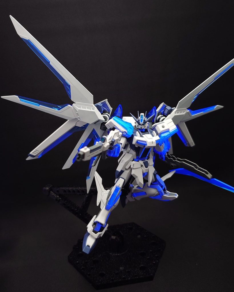 蛍光塗料でクリアパーツとフレームが光ります。RGシステム的な