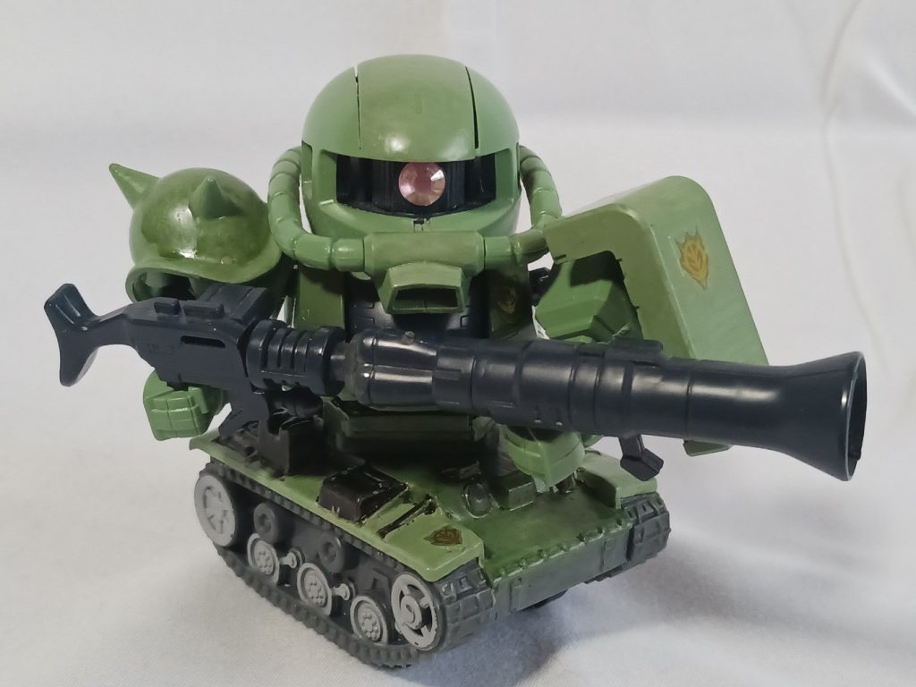 BB戦士GジェネレーションザクⅡの、ショルダータックル再現ギミックを見たときに思い付いたもの。左腕を引き出して、バズーカを両手持ちにして砲塔のように見えるように調節しています。肩のスパイクとシールドは砲塔の方向から逆に取り付けています。（さすがに射撃戦なのにスパイクから突っ込まんでしょ(zaku-kao2)）