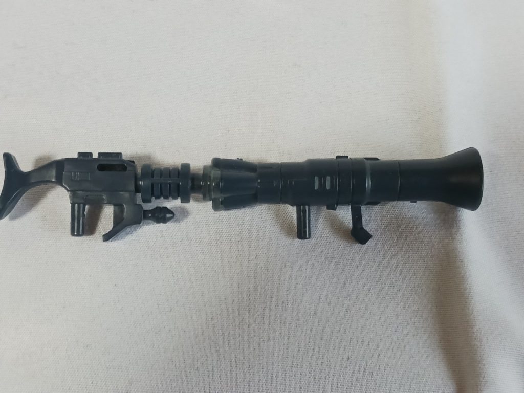 手持ちの大型バズーカはザクⅡのマシンガンとバズーカをそれらしくくっつけました。試作型ビームバズーカのつもりでやっていますが、SDだと発射の瞬間に反動でこけてしまうかもしれない(zaku-kao4)