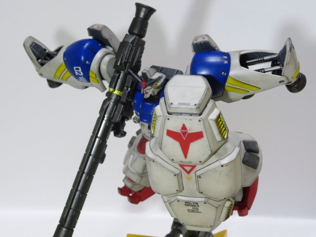 肩のスラスターの青い装甲の合わせ目はディテール化しています。