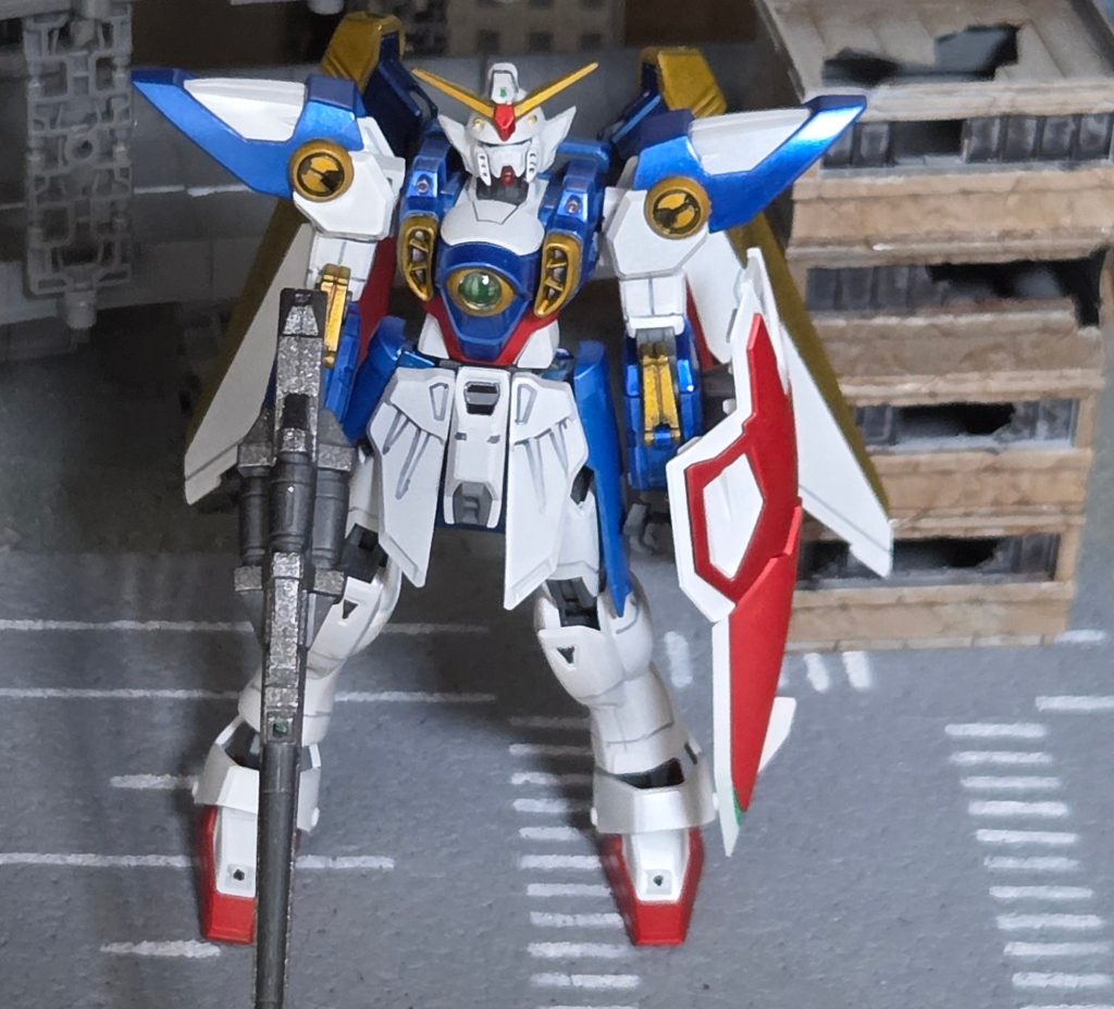 HGのガンダム系を作るのはシャイニング以来ですが、墨入れなどが難しい印象でした。特に、頭部は細かくてサフ→白のあとは墨が溝に流れない感じでした。スジボリとかしないと駄目ということか…。