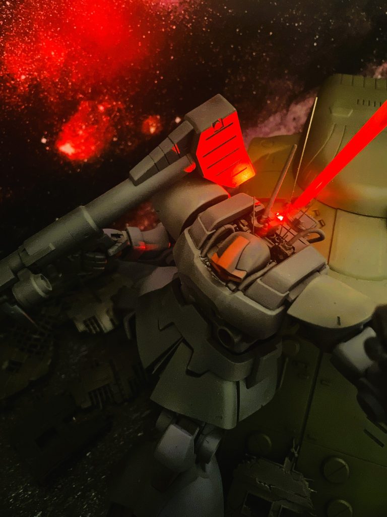 赤のLEDを横に据えてビームの「光」を表現しました。ZZガンダムのビームサーベルは長さ 20cm、直径1cm（最大）の円柱クリアパーツですが、「存在感」があるので長距離ビーム射撃の表現に適していると思い使用しました。