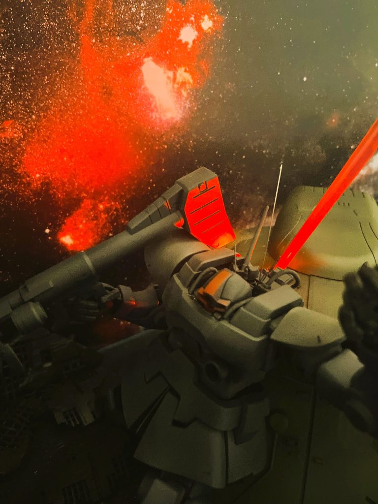 ビームライフルの直撃を受ける母艦を背にするリックドムです。ビームはMG ZZガンダムのビームサーベルパーツを使用しています。ビームライフル発射時のあの効果音ととも御覧頂ければ幸いです。