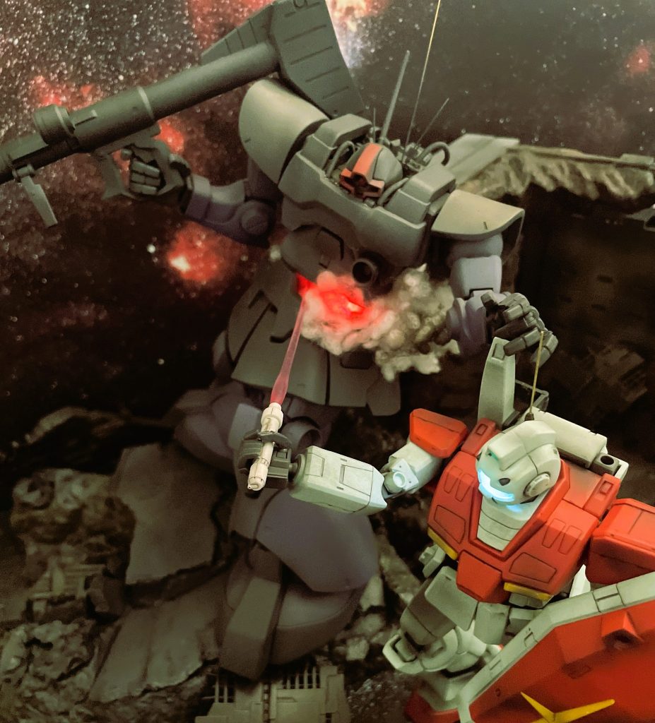 宇宙空間での戦闘シーンをイメージして、足元にデブリを幾つか散らしています。サンダーボルトの演出を参考にしてみました。