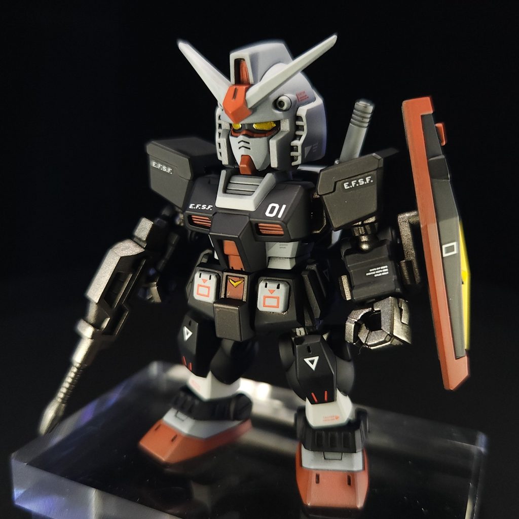 頭部、脚部はあとハメ加工をして合わせ目消しフレームは光沢のあるガンメタ外装はブラックとニュートラルグレーの2番赤色には少しオレンジを加えています1/144のデカールをイイ感じに貼ってつや消しクリアしました