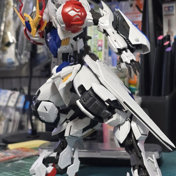 MGバルバトスルプスを改造中ちゃんと完成するかは分かりません初めて逆関節風にしてみました。ボディの可動域も確保できたっぽいので、動かしてて楽しいです（3枚目）