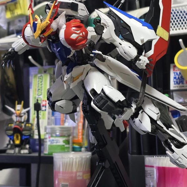 MGバルバトスルプスを改造中ちゃんと完成するかは分かりません初めて逆関節風にしてみました。ボディの可動域も確保できたっぽいので、動かしてて楽しいです（5枚目）