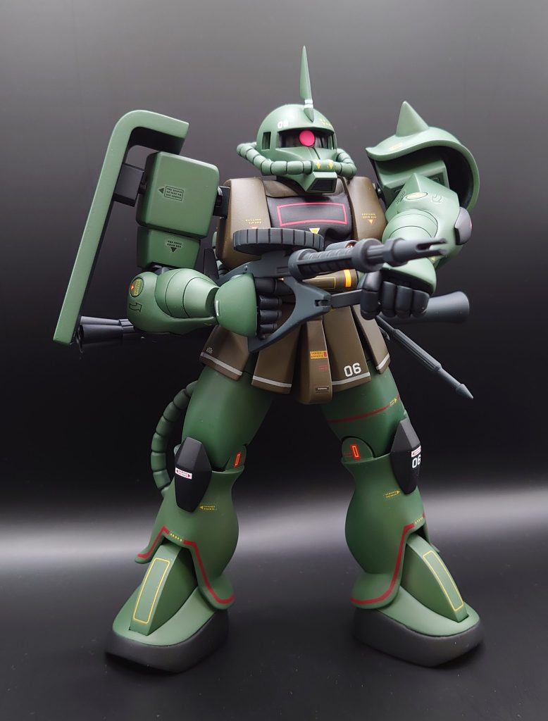 マシンガンを構える姿勢をとる為、肩を引き出し式関節にしました。ヒートホークとバズーカは磁石で腰に取り付けています。