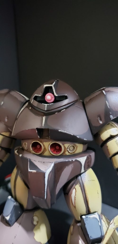一応モノアイ回りは内部を簡単に作ってモノアイを光ってるように塗ってます。