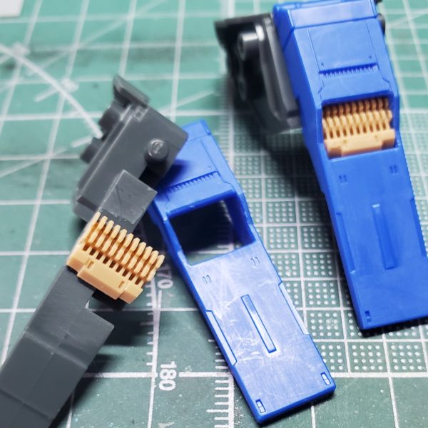 前腕側面にプラ板で蓋をしつつディテール追加肩パーツに穴あけ加工&ディテールアップパーツ追加シールド側面にディテールアップパーツ追加（2枚目）
