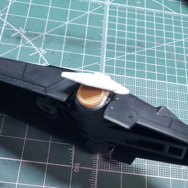前腕側面にプラ板で蓋をしつつディテール追加肩パーツに穴あけ加工&ディテールアップパーツ追加シールド側面にディテールアップパーツ追加（3枚目）