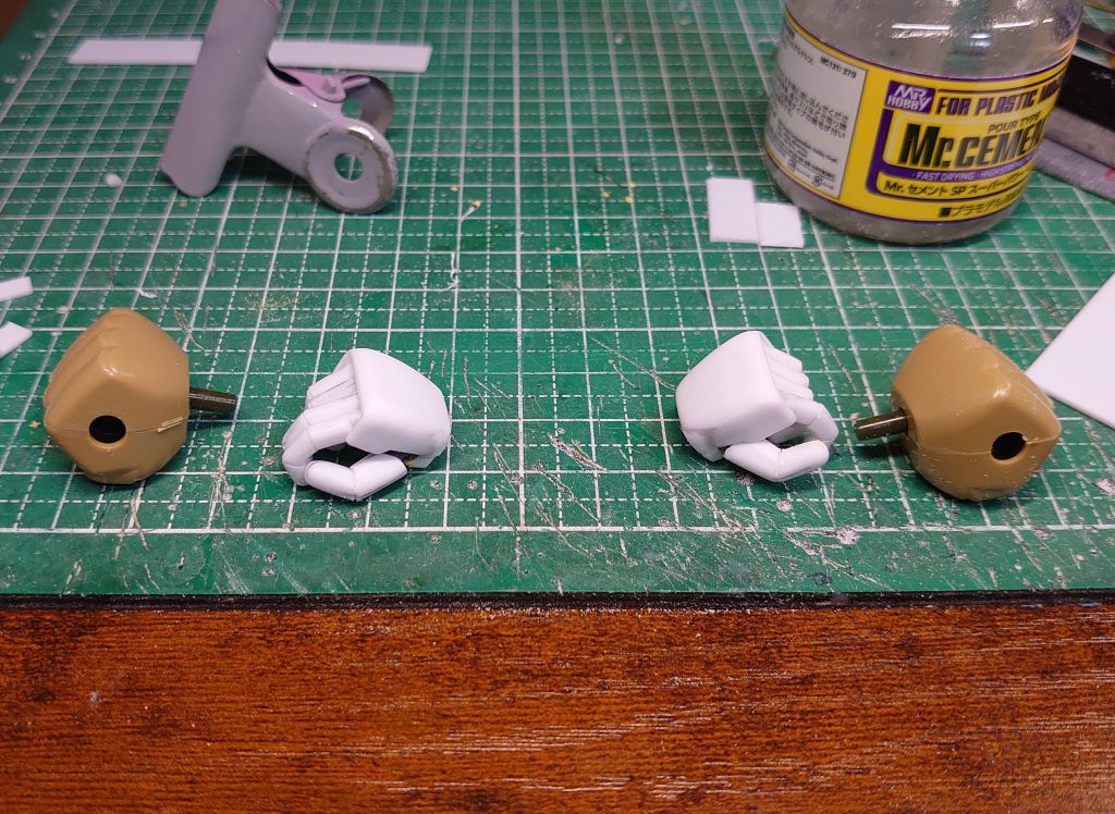 制作工程先ずはキットより一回り小さい拳を作る所から始めました。右手はライフルのトリガーを2本指で引けるようにしてます。