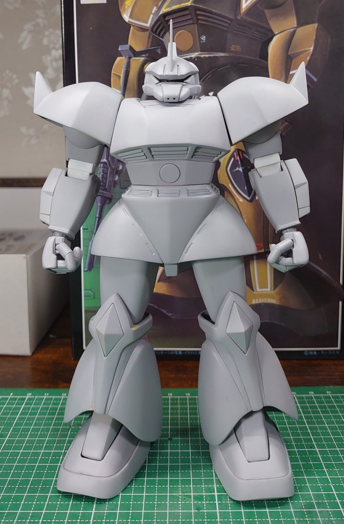 ゲルググの旧キットは肩アーマーが動かなかったり、腕か捻れない、拳が大きかったりと当時では解決出来ない問題があったので“当たり無し”なんて言われていたのかもしれませんが、先人の叡智と現代の素材を使えば解決できますね。