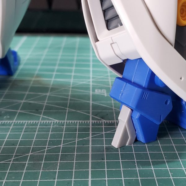 ハイメガランチャーにレドーム追加(エクリプスの肩パーツとビルダーズパーツ)二の腕がつるぺただったのでプラ板でディテール追加バックパックが重くなった分重心が後ろになったので踵を延長（3枚目）