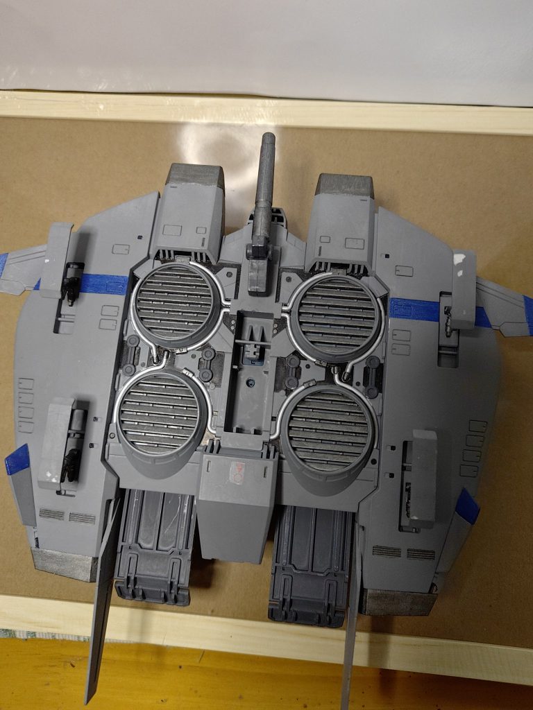 機体下部はデティールが細かいので、チマチマ細部塗装してやると、リアル感が増しますね。海外SF映画メカ風に塗装してみました。