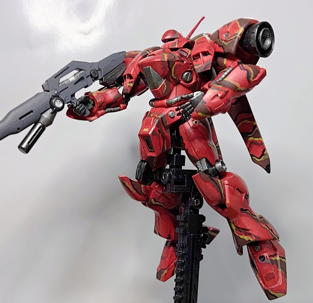 肩のブースターを外して、肩アーマーを付け替えれば、地上戦用MSとしても活躍出来る雰囲気を持ってますね。ケンプファー部隊を率いる特殊部隊とか。妄想が膨らみます。