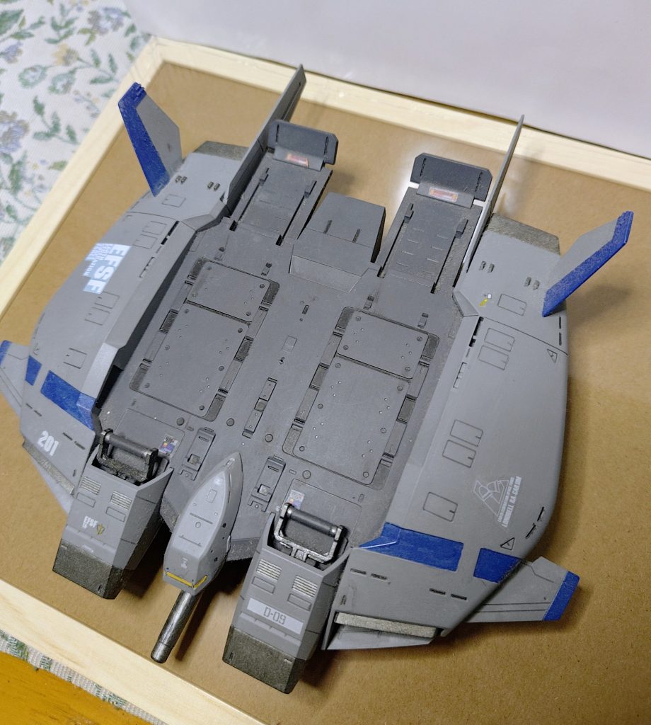 上部も細部塗装をしっかりして、ロンド・ベル隊のデカールを貼りました。丸っこいフォルムが印象的。