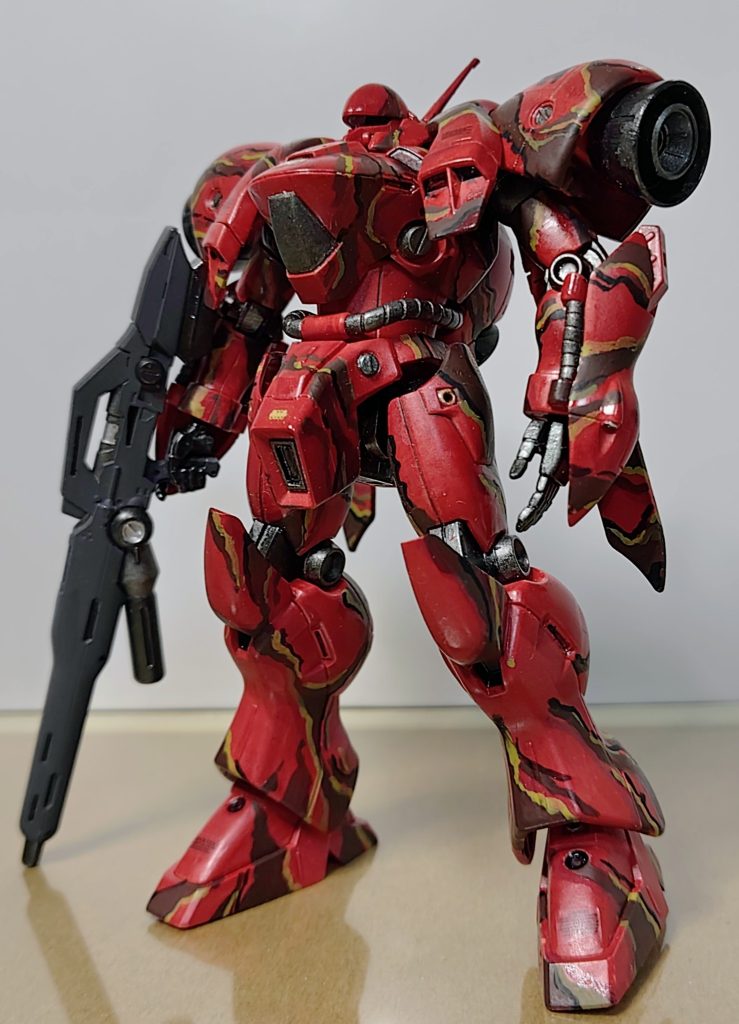 本来なら、GPシリーズ4号機となるはずだったガーベラテトラ。外装を変えるだけで、ケンプファー後継機に見えるのが不思議。アニメ設定のピンク？は実戦的では無いと思い、暗めの赤をベースに深宇宙迷彩？的塗装にしてみました。