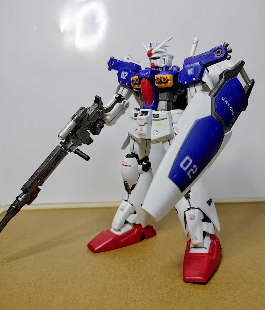 HG初期製品の為、最新キットと比べると色々問題点？があるフルバーニアン。自分の出来る範囲で、少々いじってみました。一番気になったのは、ビームライフルの貧弱さ。旧キットの金型？と思った程なので、宇宙戦専用装備っぽく、MMシリーズからデカい奴を流用しました。