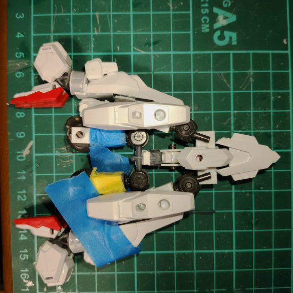 今回は胴体を作り直しました。前の胴体は既存パーツを使っていたせいで無駄に大きくなってたので全てプラ材から作り出しです。おかけでaeg2の様に背中から下半身をより深く後ろに動かせるようになりました。頭部はバルバトスのバックパックを頭に見立てて製作。飛行形態時に頭が出ないようバックパックの中をくり抜いて首元に使ってるf91のパーツを格納出来るようになりました。バックパックは当初写真6枚目の赤枠部分を埋めるために用意するつもりでしたが赤枠を二の腕で隠すことで解消。かわりに純粋な武装ラックとしてのバックパックを作ろうと思います。ここからはやっと装甲や武装製作に進めますが、中途半端になってる機体設定との擦り合わせでまた大変になりそうです、、、(設定は気が向いたらpixivのほうで投稿するかも?)(7枚目)