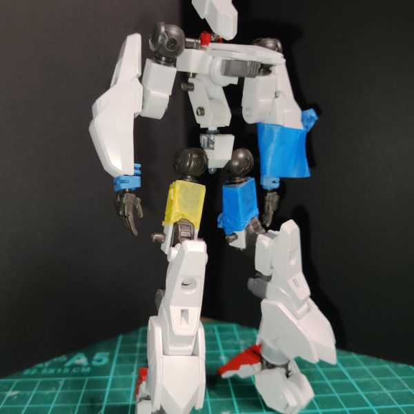 今回は胴体を作り直しました。前の胴体は既存パーツを使っていたせいで無駄に大きくなってたので全てプラ材から作り出しです。おかけでaeg2の様に背中から下半身をより深く後ろに動かせるようになりました。頭部はバルバトスのバックパックを頭に見立てて製作。飛行形態時に頭が出ないようバックパックの中をくり抜いて首元に使ってるf91のパーツを格納出来るようになりました。バックパックは当初写真6枚目の赤枠部分を埋めるために用意するつもりでしたが赤枠を二の腕で隠すことで解消。かわりに純粋な武装ラックとしてのバックパックを作ろうと思います。ここからはやっと装甲や武装製作に進めますが、中途半端になってる機体設定との擦り合わせでまた大変になりそうです、、、(設定は気が向いたらpixivのほうで投稿するかも?)(5枚目)