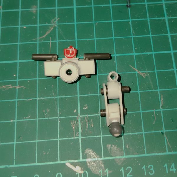 今回は胴体を作り直しました。前の胴体は既存パーツを使っていたせいで無駄に大きくなってたので全てプラ材から作り出しです。おかけでaeg2の様に背中から下半身をより深く後ろに動かせるようになりました。頭部はバルバトスのバックパックを頭に見立てて製作。飛行形態時に頭が出ないようバックパックの中をくり抜いて首元に使ってるf91のパーツを格納出来るようになりました。バックパックは当初写真6枚目の赤枠部分を埋めるために用意するつもりでしたが赤枠を二の腕で隠すことで解消。かわりに純粋な武装ラックとしてのバックパックを作ろうと思います。ここからはやっと装甲や武装製作に進めますが、中途半端になってる機体設定との擦り合わせでまた大変になりそうです、、、(設定は気が向いたらpixivのほうで投稿するかも?)(4枚目)