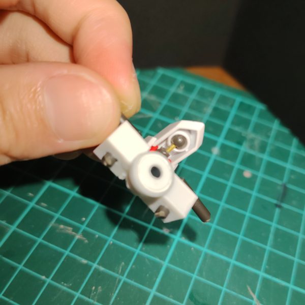 今回は胴体を作り直しました。前の胴体は既存パーツを使っていたせいで無駄に大きくなってたので全てプラ材から作り出しです。おかけでaeg2の様に背中から下半身をより深く後ろに動かせるようになりました。頭部はバルバトスのバックパックを頭に見立てて製作。飛行形態時に頭が出ないようバックパックの中をくり抜いて首元に使ってるf91のパーツを格納出来るようになりました。バックパックは当初写真6枚目の赤枠部分を埋めるために用意するつもりでしたが赤枠を二の腕で隠すことで解消。かわりに純粋な武装ラックとしてのバックパックを作ろうと思います。ここからはやっと装甲や武装製作に進めますが、中途半端になってる機体設定との擦り合わせでまた大変になりそうです、、、(設定は気が向いたらpixivのほうで投稿するかも?)(3枚目)
