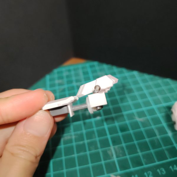 今回は胴体を作り直しました。前の胴体は既存パーツを使っていたせいで無駄に大きくなってたので全てプラ材から作り出しです。おかけでaeg2の様に背中から下半身をより深く後ろに動かせるようになりました。頭部はバルバトスのバックパックを頭に見立てて製作。飛行形態時に頭が出ないようバックパックの中をくり抜いて首元に使ってるf91のパーツを格納出来るようになりました。バックパックは当初写真6枚目の赤枠部分を埋めるために用意するつもりでしたが赤枠を二の腕で隠すことで解消。かわりに純粋な武装ラックとしてのバックパックを作ろうと思います。ここからはやっと装甲や武装製作に進めますが、中途半端になってる機体設定との擦り合わせでまた大変になりそうです、、、(設定は気が向いたらpixivのほうで投稿するかも?)(2枚目)