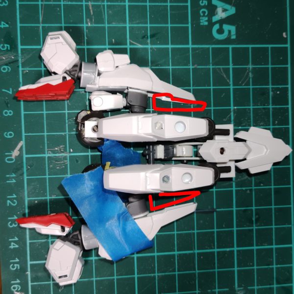 今回は胴体を作り直しました。前の胴体は既存パーツを使っていたせいで無駄に大きくなってたので全てプラ材から作り出しです。おかけでaeg2の様に背中から下半身をより深く後ろに動かせるようになりました。頭部はバルバトスのバックパックを頭に見立てて製作。飛行形態時に頭が出ないようバックパックの中をくり抜いて首元に使ってるf91のパーツを格納出来るようになりました。バックパックは当初写真6枚目の赤枠部分を埋めるために用意するつもりでしたが赤枠を二の腕で隠すことで解消。かわりに純粋な武装ラックとしてのバックパックを作ろうと思います。ここからはやっと装甲や武装製作に進めますが、中途半端になってる機体設定との擦り合わせでまた大変になりそうです、、、(設定は気が向いたらpixivのほうで投稿するかも?)(6枚目)