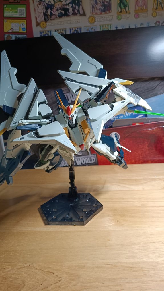 ビームライフルが2パターン付いてるのはありがたいですね。ガンダムフェイスは映画の方だと結構好きなのですがプラモだとなんか違ってあんまり好きじゃないですねペネロペとアリュゼウスもほしくなっちゃいます(・へ・)