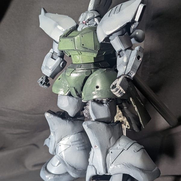 シャアゲルググから改造中のゲルググマリーネ。塗装が概ね完了しました。　大失敗したと思っていた脚部ですが意外とまとまったかな💦信州上田モデラーズエキスポの後、長野モデラーズまでに脚を作り直そうかとも思っていましたがナントカいいかなぁ。武装はシャアゲルググのビーム・ライフル以外はスクラッチしました。ゲルググにはバズーカ装備がイイっていう人結構いると思いますが私もそうです。思い切ってバランスめちゃくちゃ崩しましたがまとまるもんですねぇ。後はデカールを自作自演して貼りましょう。（3枚目）