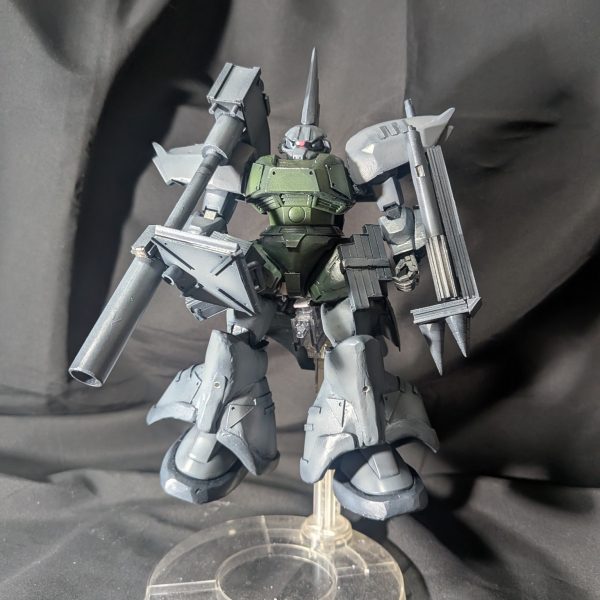 シャアゲルググから改造中のゲルググマリーネ。塗装が概ね完了しました。　大失敗したと思っていた脚部ですが意外とまとまったかな💦信州上田モデラーズエキスポの後、長野モデラーズまでに脚を作り直そうかとも思っていましたがナントカいいかなぁ。武装はシャアゲルググのビーム・ライフル以外はスクラッチしました。ゲルググにはバズーカ装備がイイっていう人結構いると思いますが私もそうです。思い切ってバランスめちゃくちゃ崩しましたがまとまるもんですねぇ。後はデカールを自作自演して貼りましょう。（4枚目）