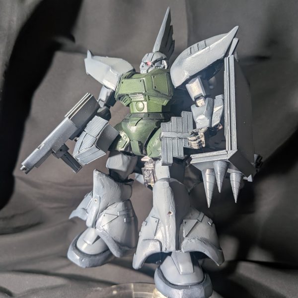 シャアゲルググから改造中のゲルググマリーネ。塗装が概ね完了しました。　大失敗したと思っていた脚部ですが意外とまとまったかな💦信州上田モデラーズエキスポの後、長野モデラーズまでに脚を作り直そうかとも思っていましたがナントカいいかなぁ。武装はシャアゲルググのビーム・ライフル以外はスクラッチしました。ゲルググにはバズーカ装備がイイっていう人結構いると思いますが私もそうです。思い切ってバランスめちゃくちゃ崩しましたがまとまるもんですねぇ。後はデカールを自作自演して貼りましょう。（6枚目）