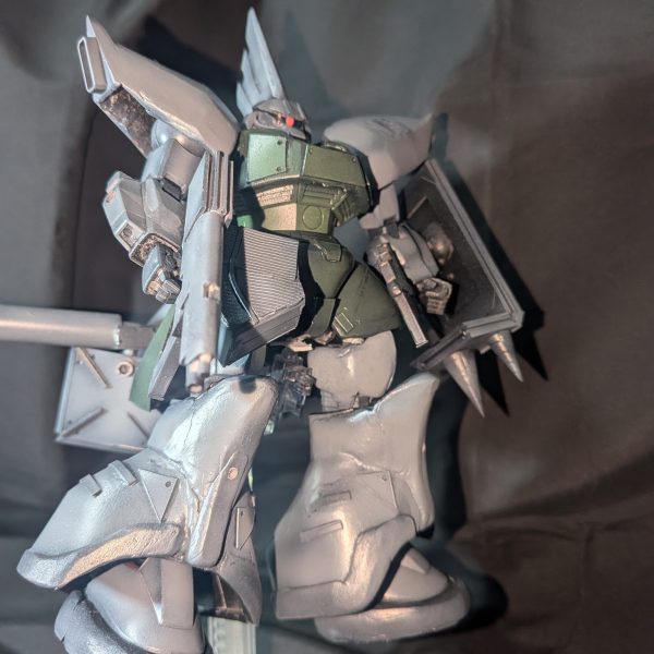 シャアゲルググから改造中のゲルググマリーネ。塗装が概ね完了しました。　大失敗したと思っていた脚部ですが意外とまとまったかな💦信州上田モデラーズエキスポの後、長野モデラーズまでに脚を作り直そうかとも思っていましたがナントカいいかなぁ。武装はシャアゲルググのビーム・ライフル以外はスクラッチしました。ゲルググにはバズーカ装備がイイっていう人結構いると思いますが私もそうです。思い切ってバランスめちゃくちゃ崩しましたがまとまるもんですねぇ。後はデカールを自作自演して貼りましょう。（2枚目）