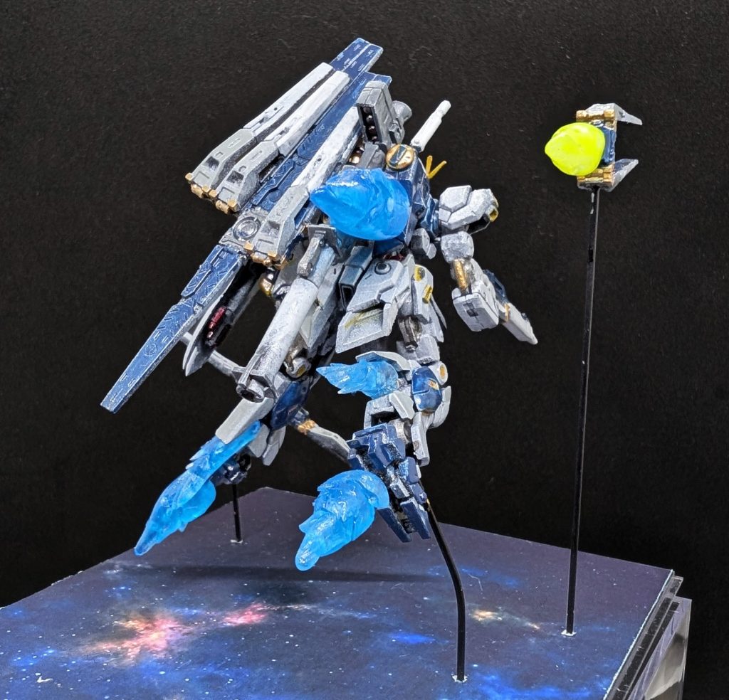 バーニアからでる青い炎はおゆまるを丸めてハサミで切って作っています。アーティファクトは背面がカッコいい