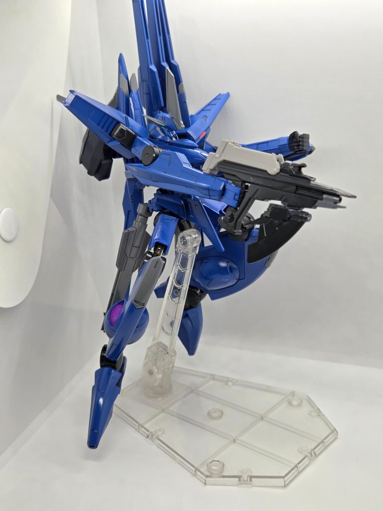 主武装はアインのライフルを元にサーベル発振機能を付けたGNライフル