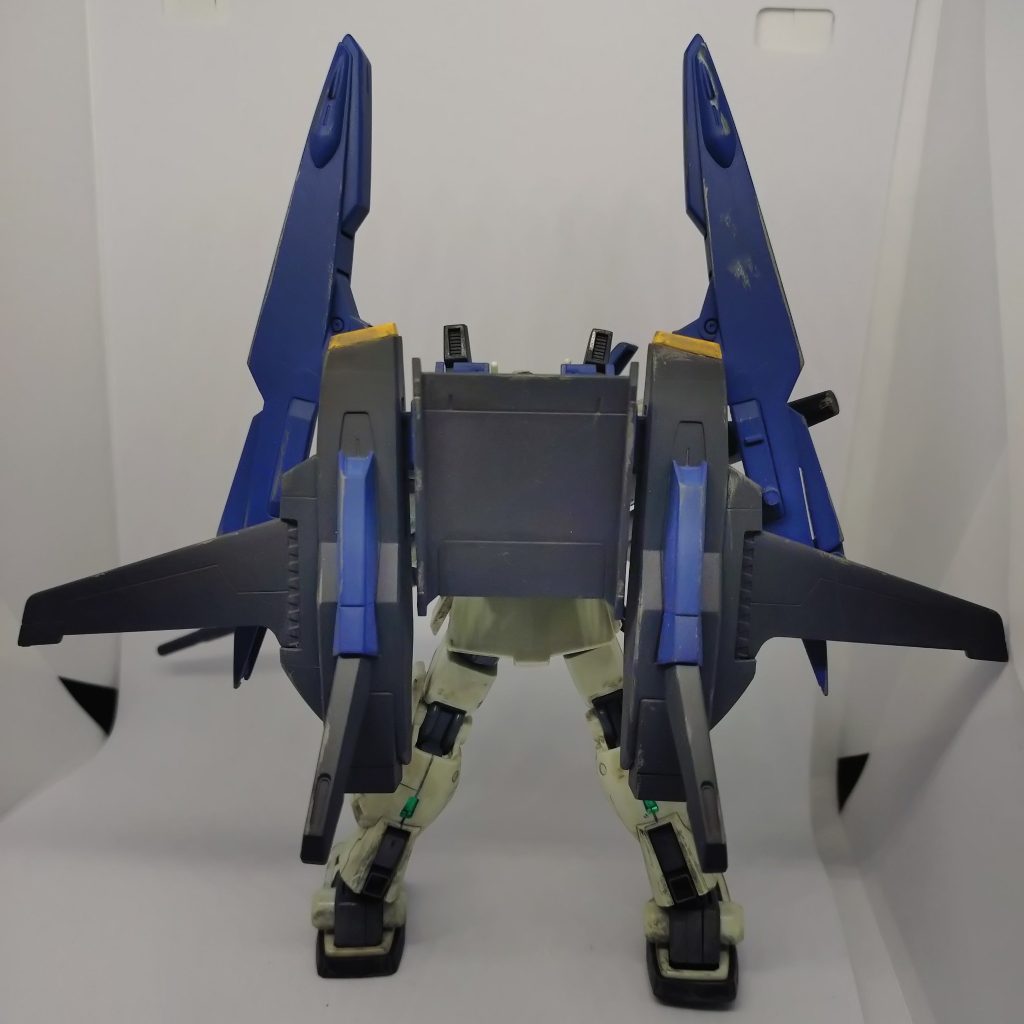 リアビュー0090頃に「火力支援のできるMSが欲しいが、予算がない連邦軍」へ「ティターンズ向けに生産していた余剰在庫のG・ディフェンサーをそのまま納品したアナハイム」という結果がジムⅢ・ディフェンサーなのではないかなと考えたりしています。連邦軍としてはティターンズカラーなんてタブーでしょうが、それでもそのま納品するアナハイムの面の皮の厚さを感じてもらえると嬉しいです。