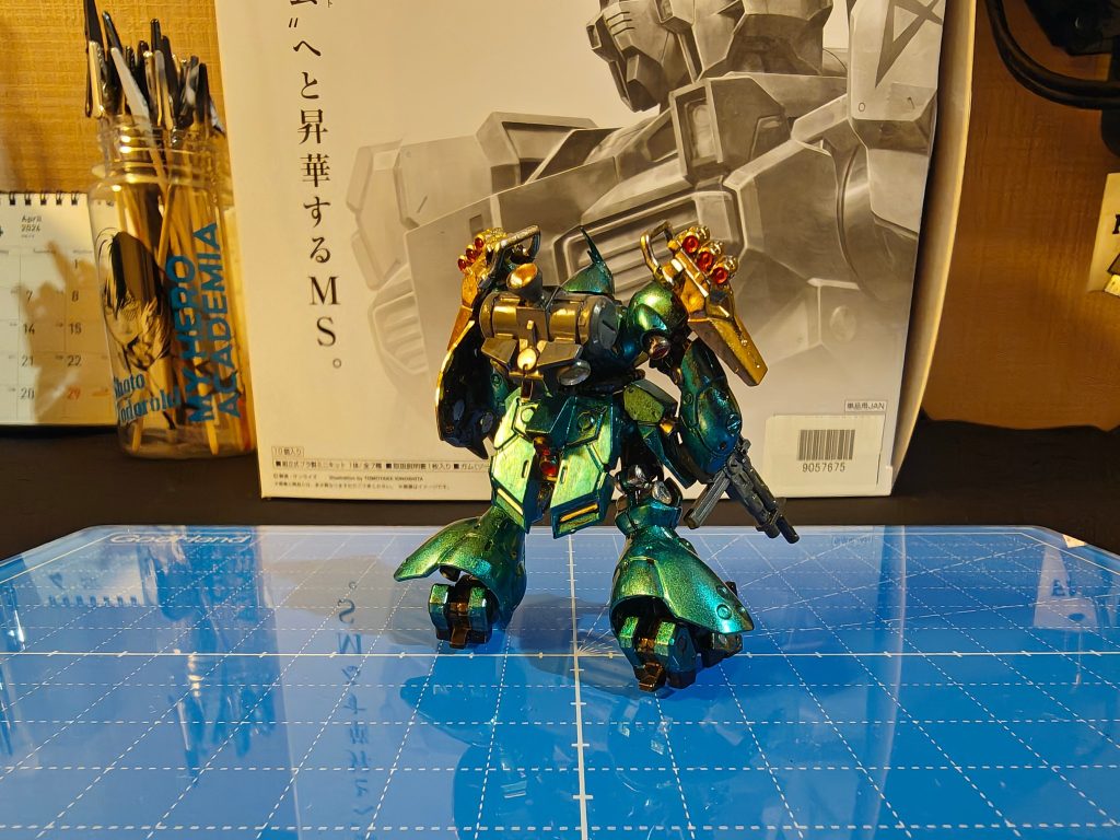 ボディーの色はたまたま手に取った青竹色で。普段はツインアイだけに使っていましたが、下地を黒で塗っていたのも相まってなのか、そこそこ良い感じに塗り上げる事が出来ました。
