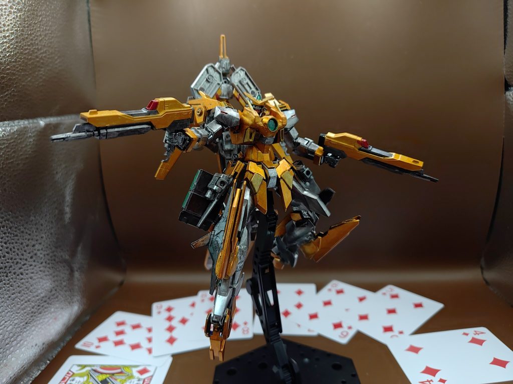 〜爆撃の奇術師◆〜　ガンダムキュリオス　Re:vision◯説明私設武装組織ソレスタルビーイングが保有する、第三世代MS。ダイヤを司る、超高速一撃離脱戦法を得意とする可変機。他の機体も可変するため、特徴がないように見えるが、一番巡航に適したフォルムをしており、その速度は装備なしでマッハ5以上とされ、プトレマイオスより速い。どの機体よりも汎用性が高く、オプションが多いため、地球上でのミッション数が最大となっている。また汎用性だけでなく、移動速度が速いため、プトレマイオスによる輸送に頼らずミッションポイントへ移動出来るのも理由である。